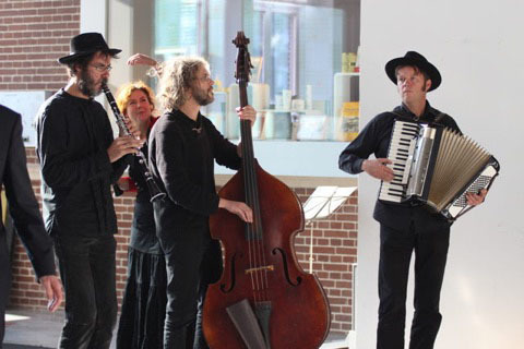 muzikale omlijsting door het Klezmer Ensemble Sidaro