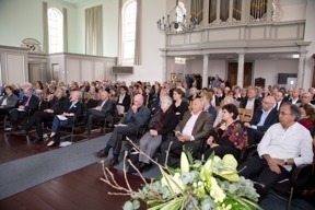 mensen luisteren aandachtig in de kerk