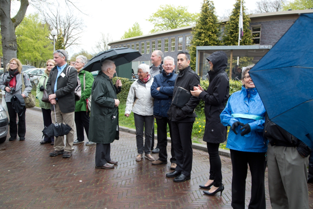 Publiek staat in de regen te wachten