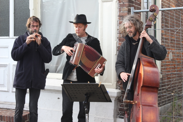 Klezmer Ensemble ”Sidaro” speelt buiten op straat.