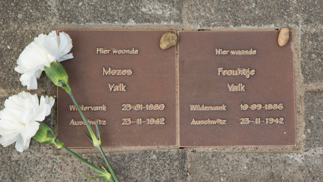 De herdenkingsstenen van Mozes Valk en Frouktje Valk beiden overleden in Auschwitz op 23 november 1942. Mozes was geboren op 23 januari 1880 en Frouktje op 10 september 1886 beiden in Wildervank.