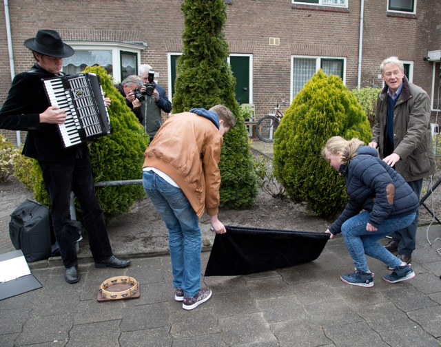 Onthulling herdenkingsstenen bijgestaan door de musici van Klezmer & Co en zangeres Carla da Silva.